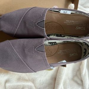 TOMS nwt Ash colored classic